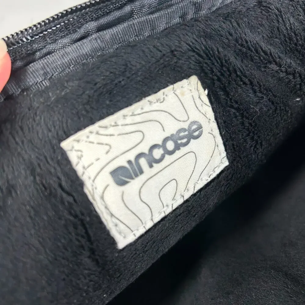 Incase Classic Universal Sleeve 13